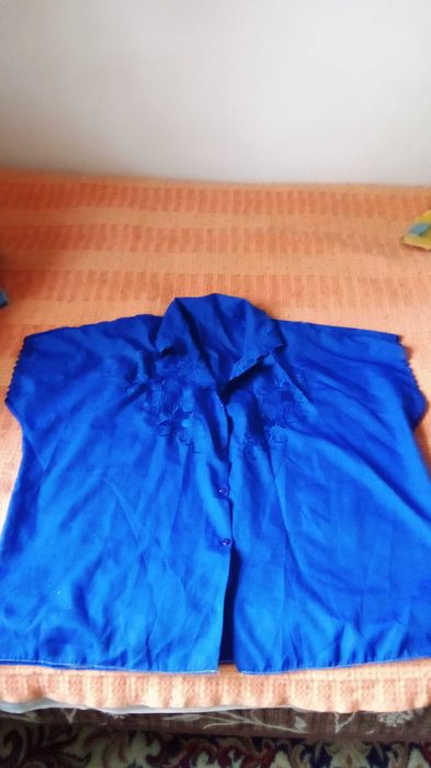 Szafirowa bluzka z haftem