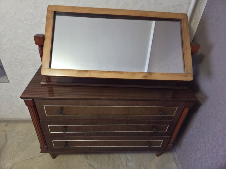 Комод з дзеркалом і дві приліжкові тумби