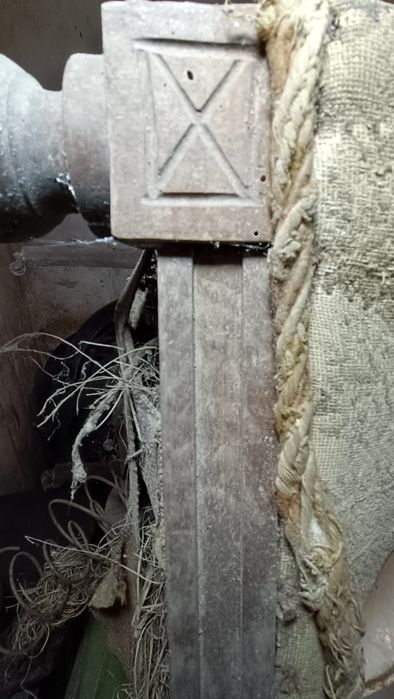 Старі крісла під реставрацію