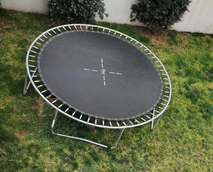 Trampolim / Cama elástica em bom estado