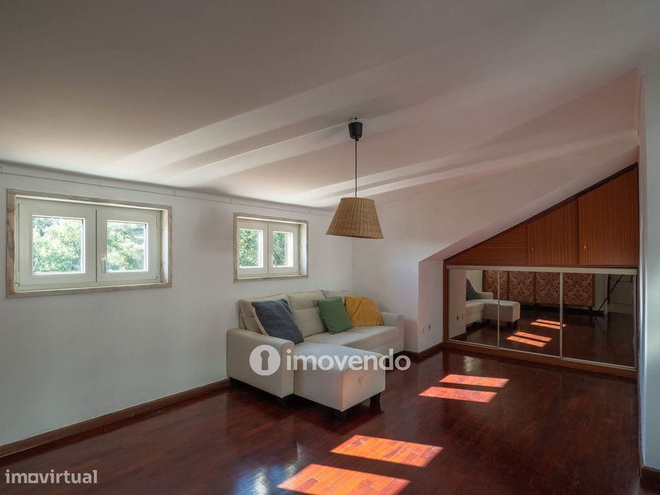 Moradia T6 com jardim, terraço e garagem, em Rio de Mouro