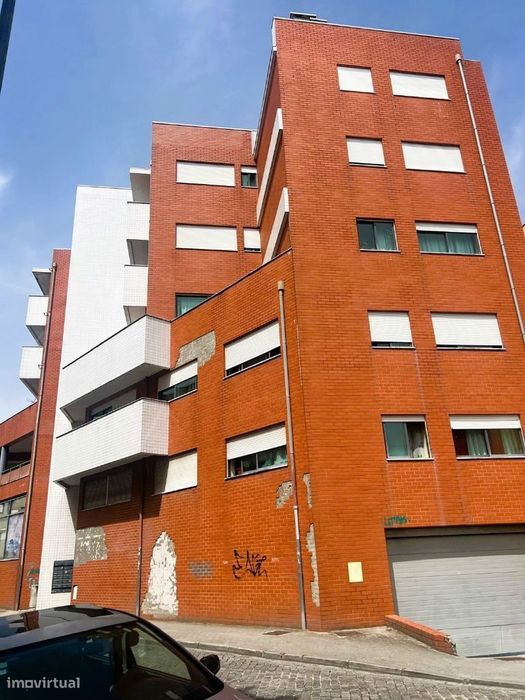 UM , T2 com terraço e garagem