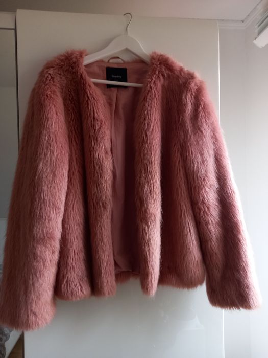 Różowe futerko marki Bershka