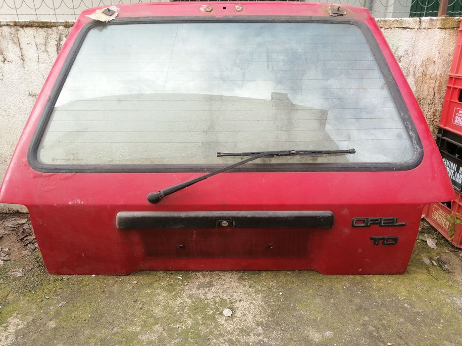 Corsa A portas vermelhas