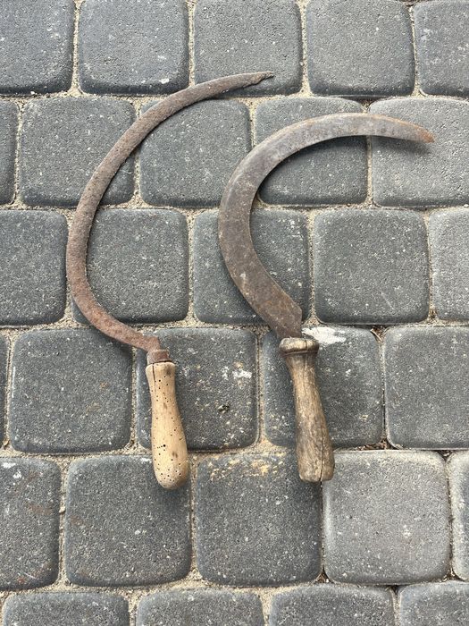 Ręczne sierpy rolnicze.