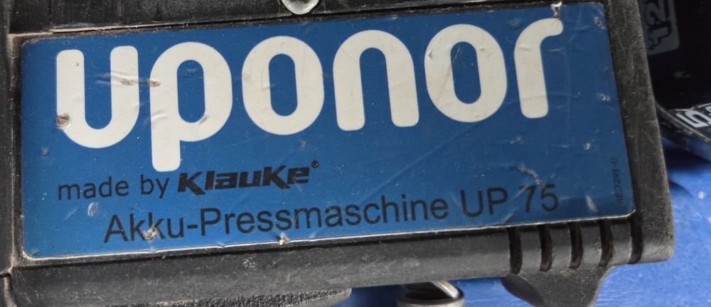 Zaciskarka aku Uponor Klauke UP75 komplet