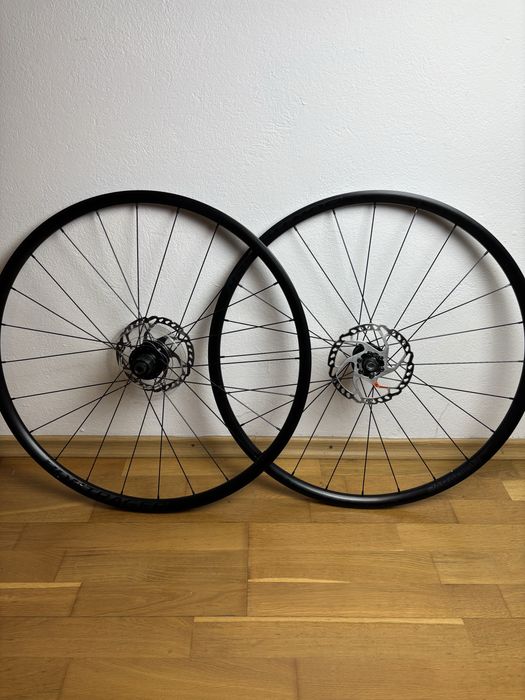 Koła Bontrager Paradigm SL 6-Bolt Disc Trek Tubeless Ready + Tarcze