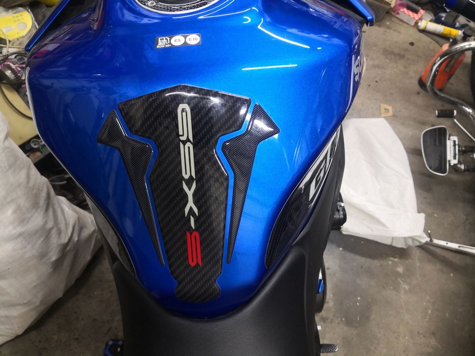 наклейка на бак Suzuki gsx s1000
