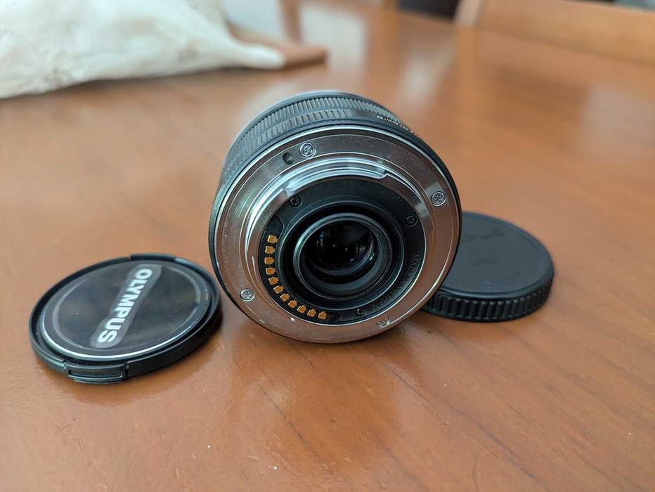 Olympus M. Zuiko Digital 17mm f/1.8 "c/nova"