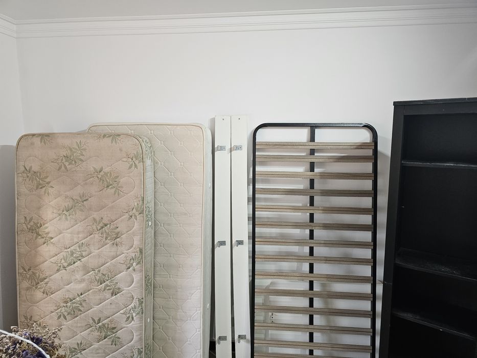 Cama e móvel de quarto