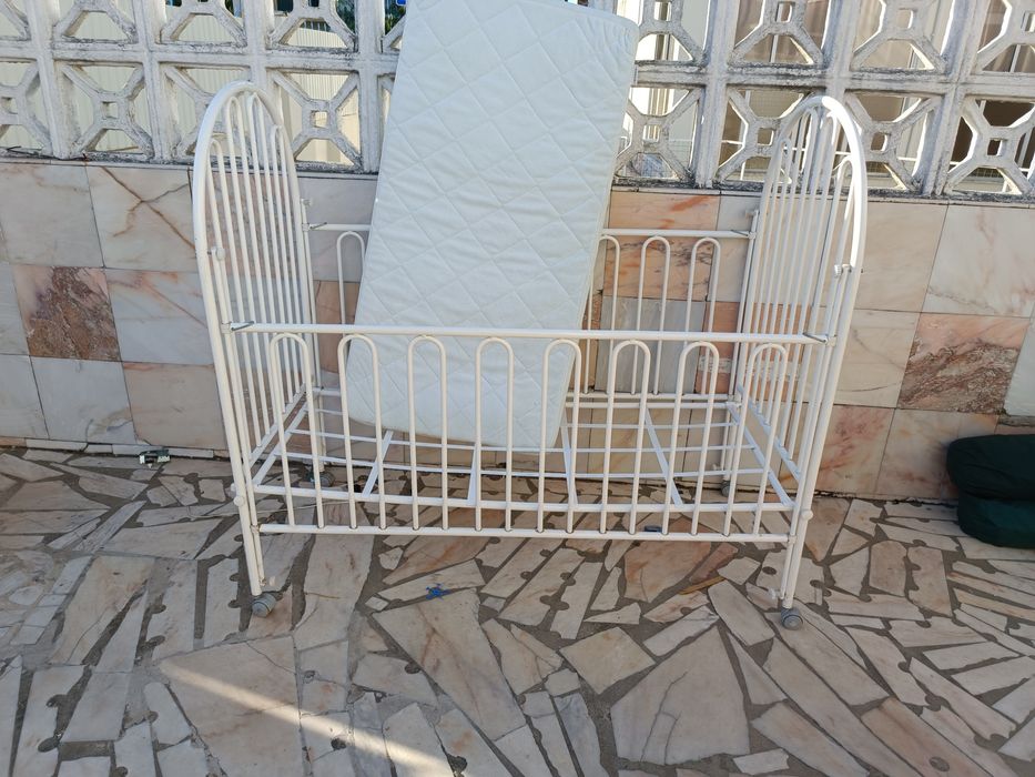 Berço de bebé de ferro com oferta de colchão