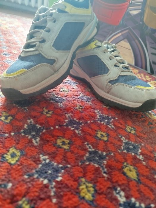 Продам кросівки (весна- осінь)