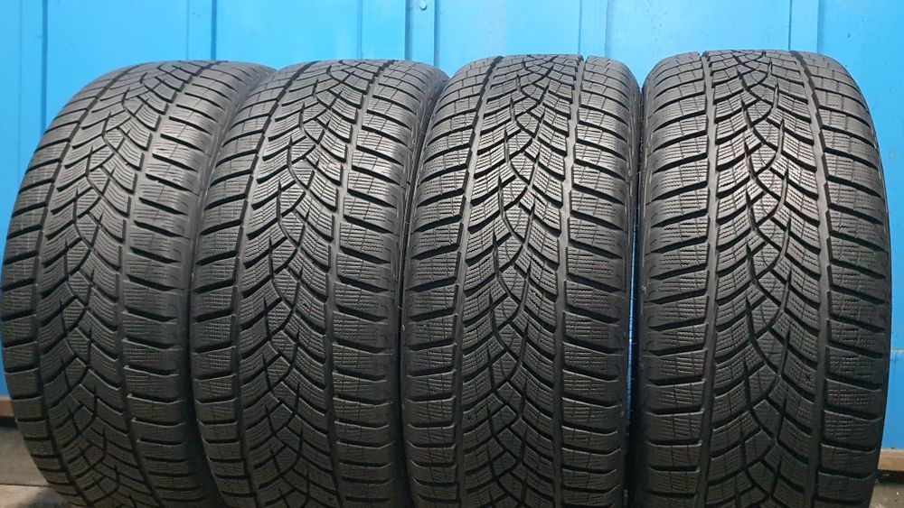 255/45 R20 Sprzedam opony zimowe Goodyear ! Rok 2024