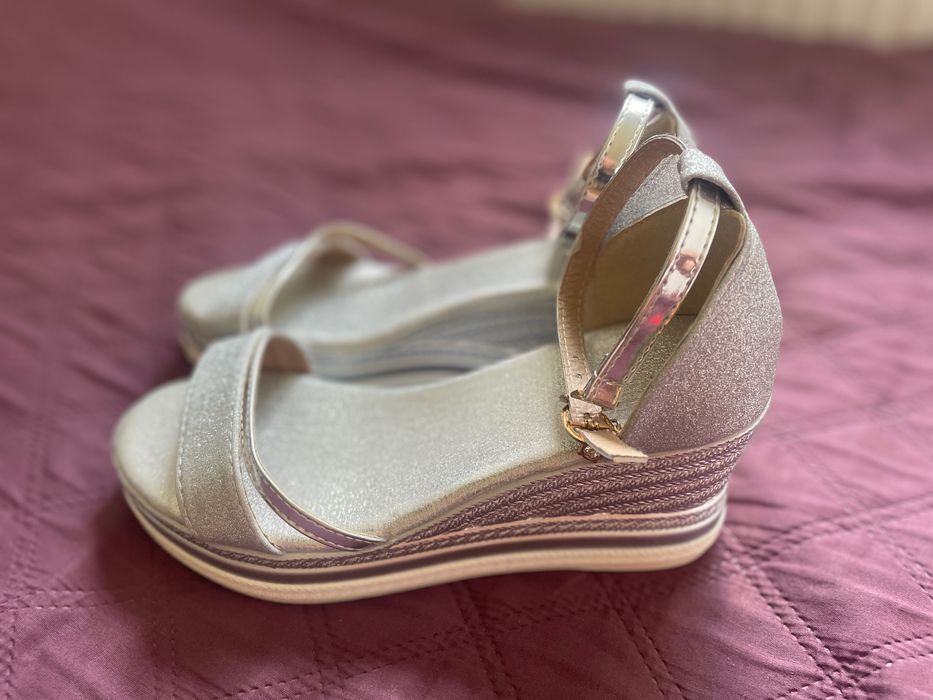 Eleganckie sandały na koturnie nowe