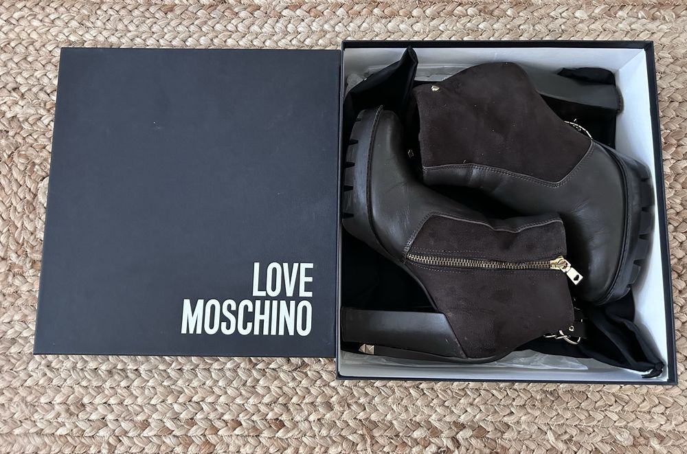 Sapatos Moshino castanhos