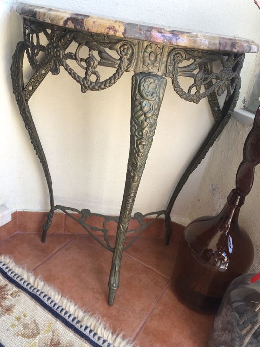 Mesa e espelho emBronze