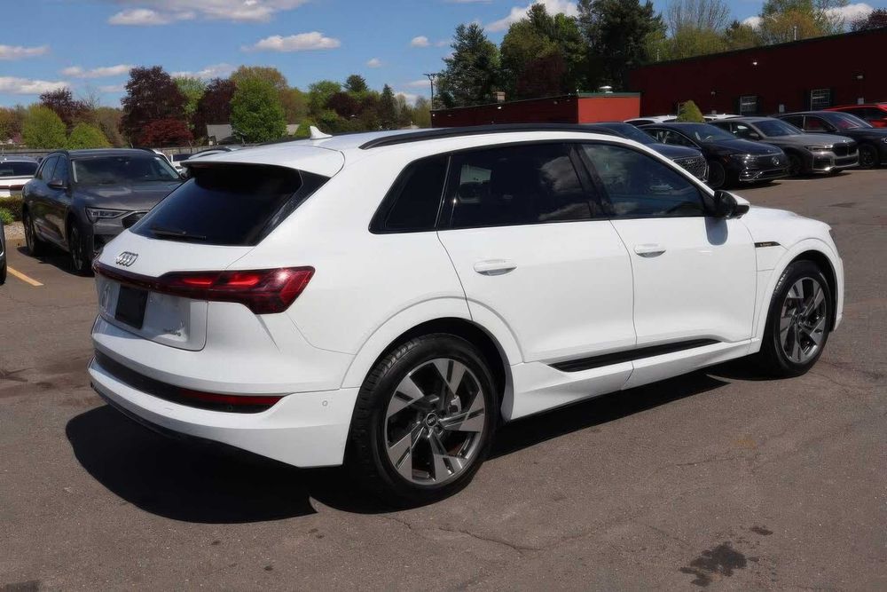 Audi E-Tron      2022