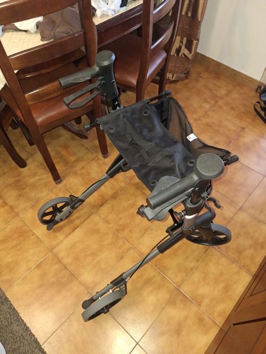 Andarilho de 4 rodas com assento, bolsa e travões