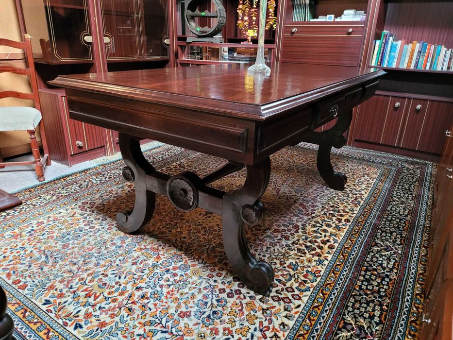 Mesa de sala em madeira maciça com gavetas - Bom estado geral