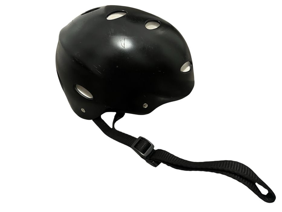 Kask czarny.