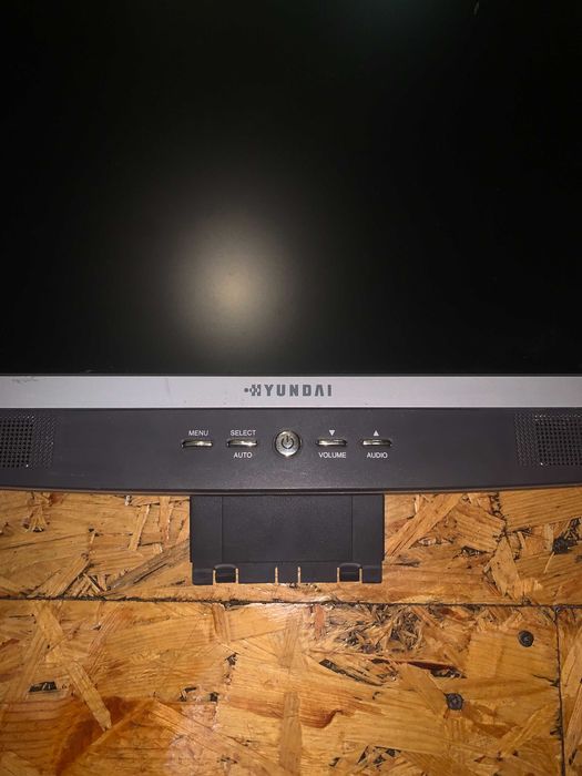 Монітор Hyundai 17 дюймів . Без підставки.