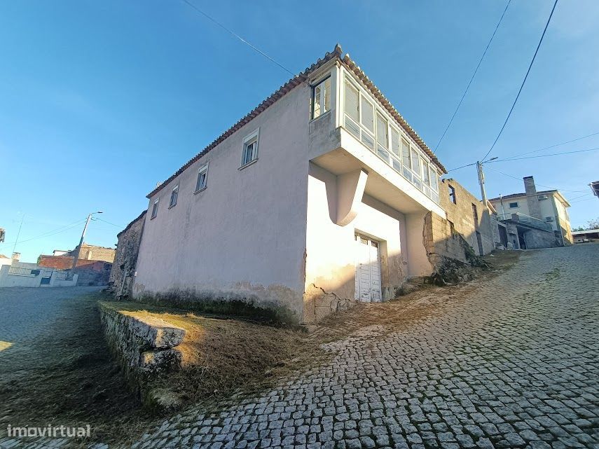 Quinta com 46.000 m2 junto ao Rio Calvo, em Valpaços, ideal p/ turismo