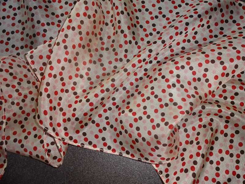 jedwabny biały szal szalik szaliczek apaszka w kolorowe grochy groszki