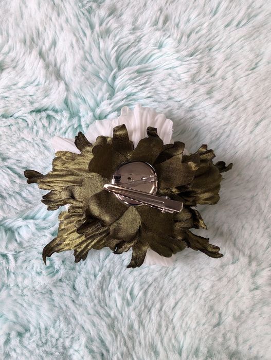 Broszka w kształcie kwiatu