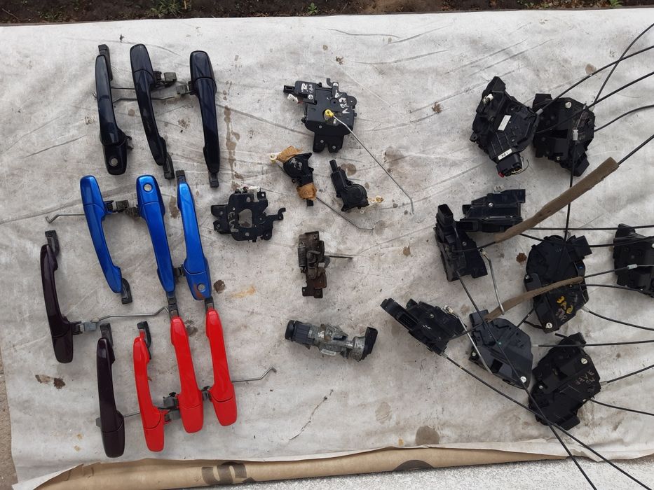 Ручка дверей замок Mazda 3 2003-08 замок капота багажника