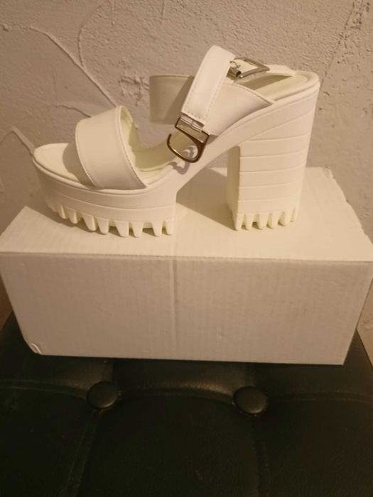 Nowe buty na obcasie