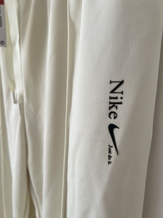 Piękne dresy śliskie spodnie Nike wiosenne w kant satynowe kremowe