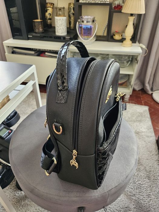 Mochila preta marca Cavalinho