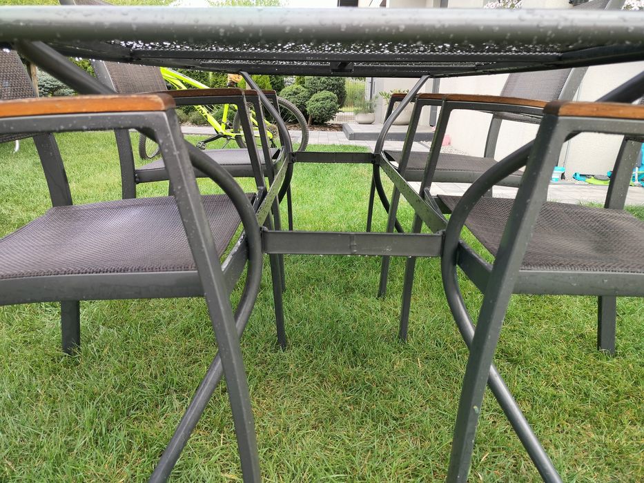 Stół ogrodowy wraz z krzesłami