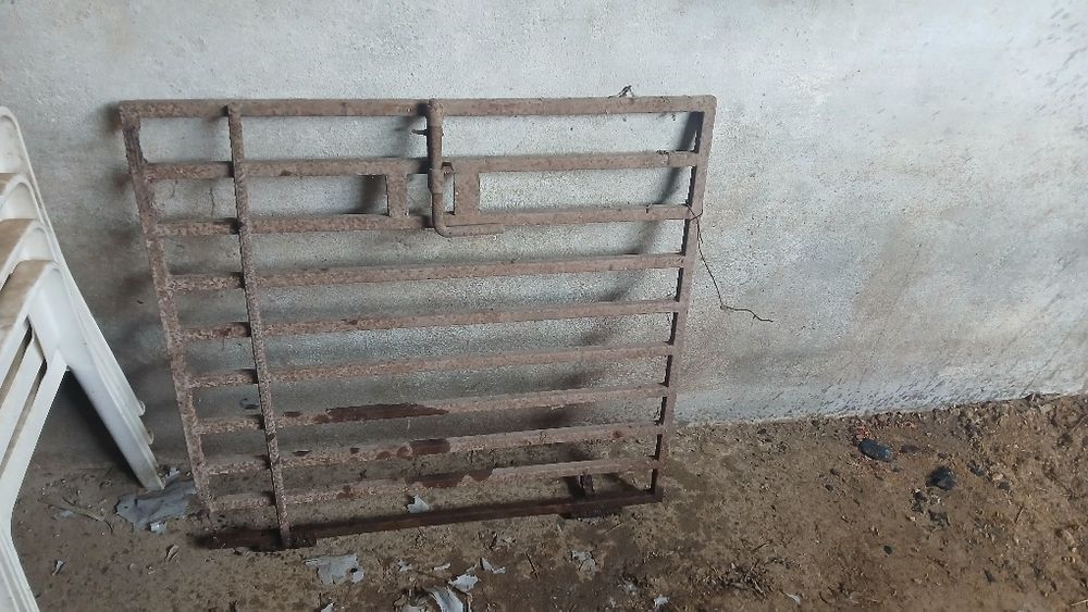 Painel ou portão de metal enferrujado