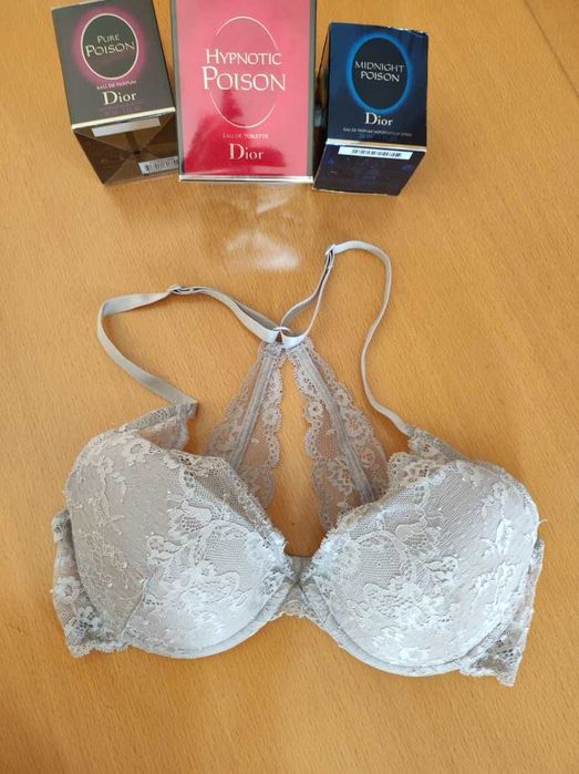 biustonosz z ozdobnymi ramiączkami na plecach braletka bardotka