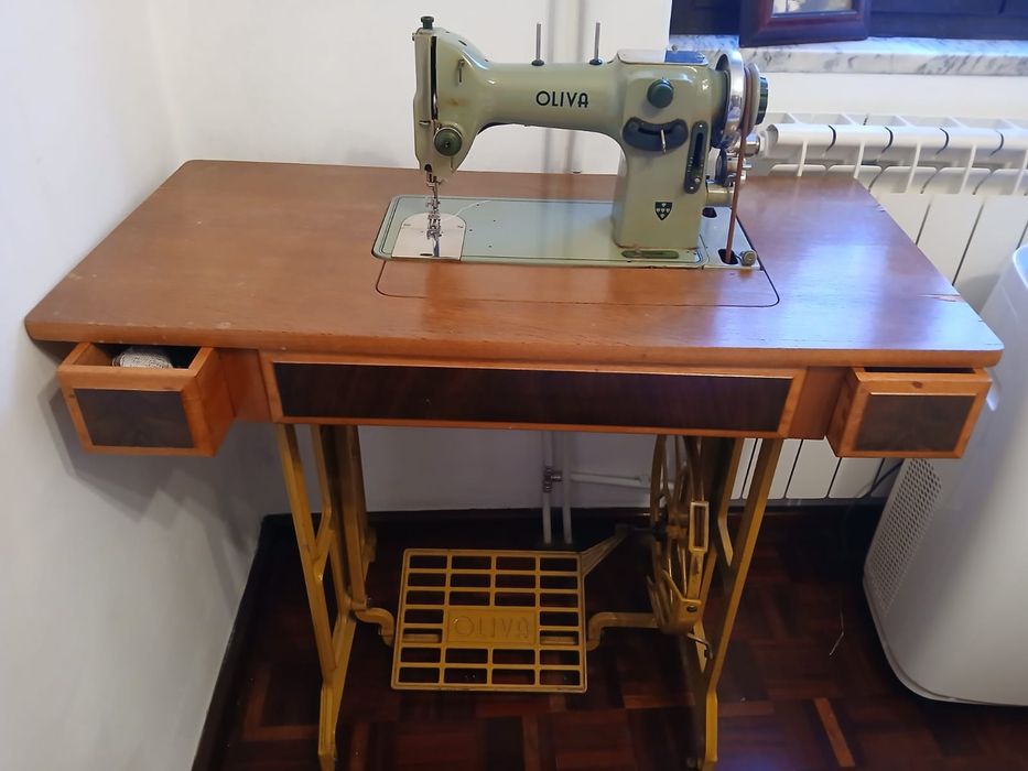 Maquina costura OLIVA c/ movel