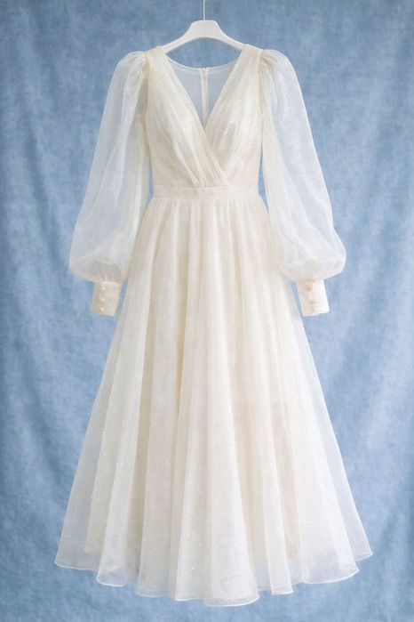 Ніжна випускна сукня молочного кольору в ідеальному стані.