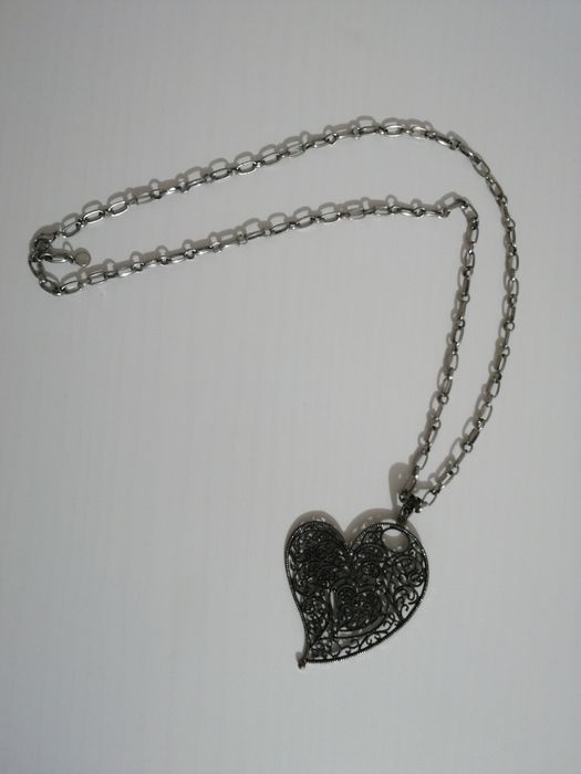 Colar azul com contas