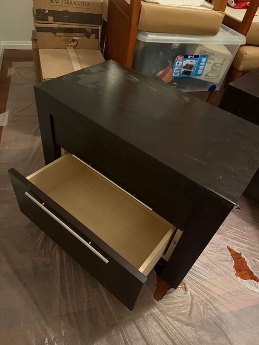 Duas mesas de cabeceira em madeira