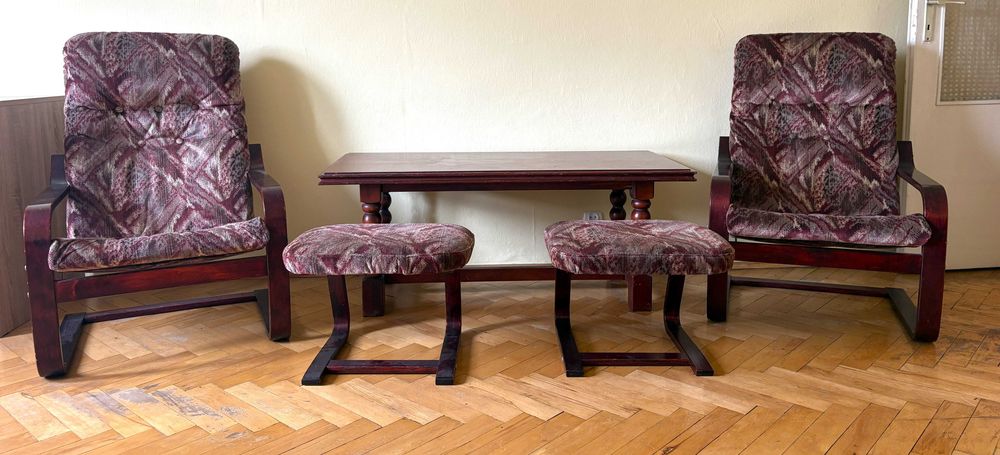 Komplet mebli: sofa, dwa fotele z pufami, stolik kawowy oraz kanapa rozkładana