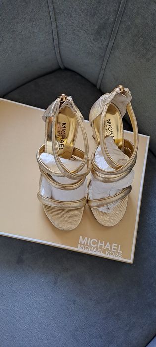 Sandálias douradas Michael Kors