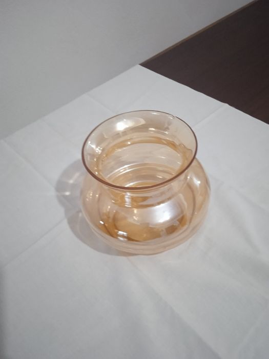 Duas peças de vidro muito antigas.