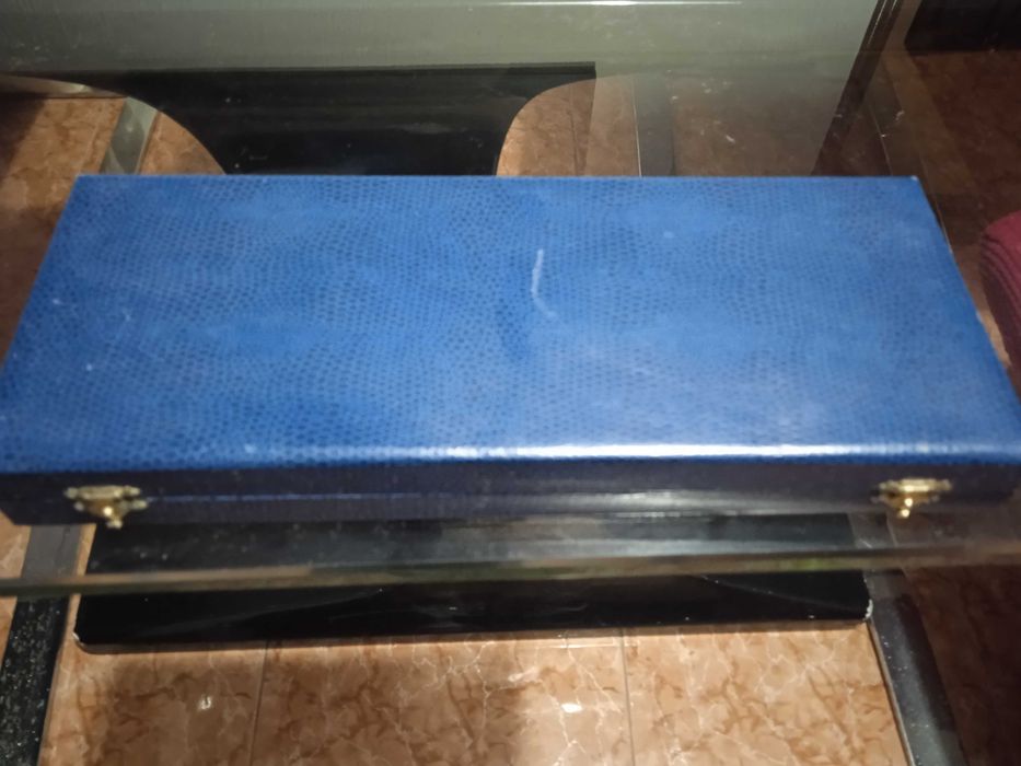 Talheres de coleção com estojo, não respondo a SMS.