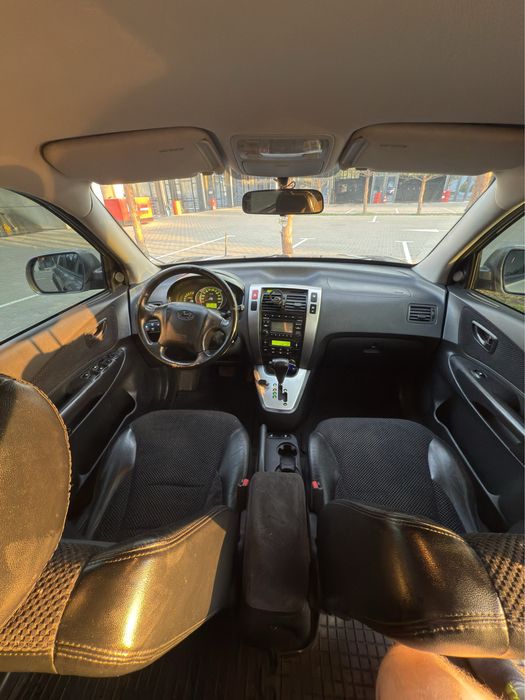 Продам хороший автомобіль Hyundai Tukson Хюндай Туксон 2012 2.0 бензин