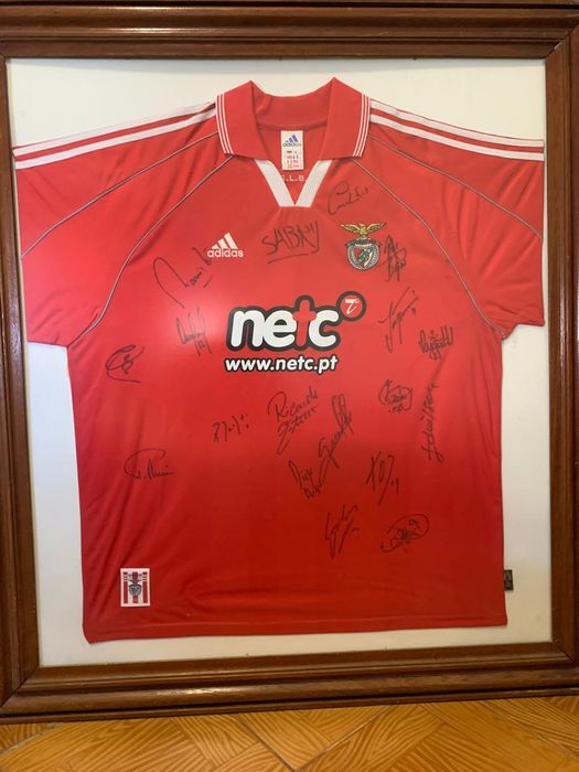 Camisola assinada por todos is jogadores do Benfica (1999/2002)