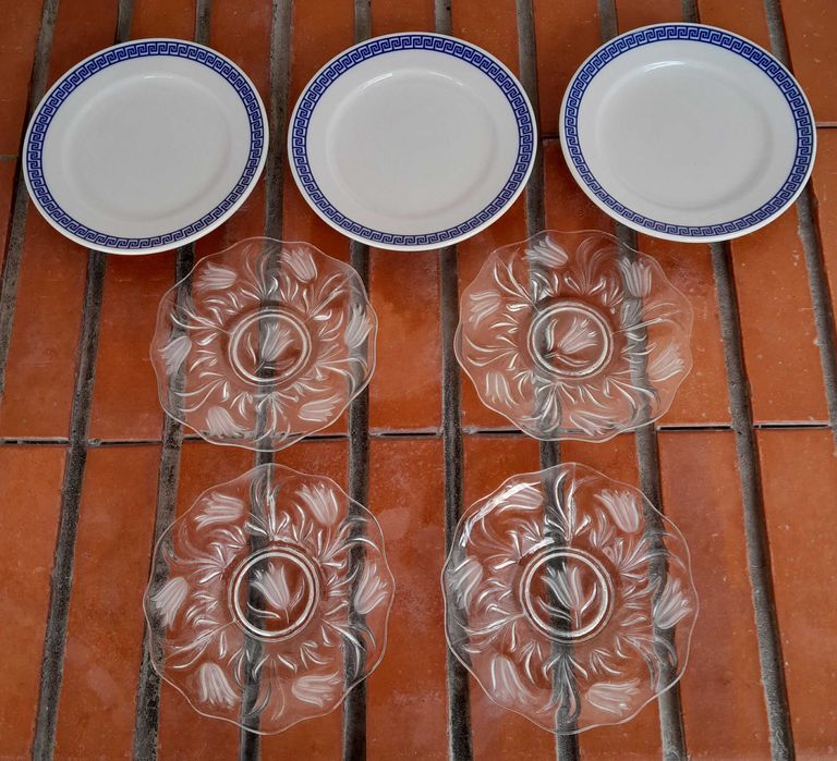Pratos pequenos em porcelana e pires em vidro