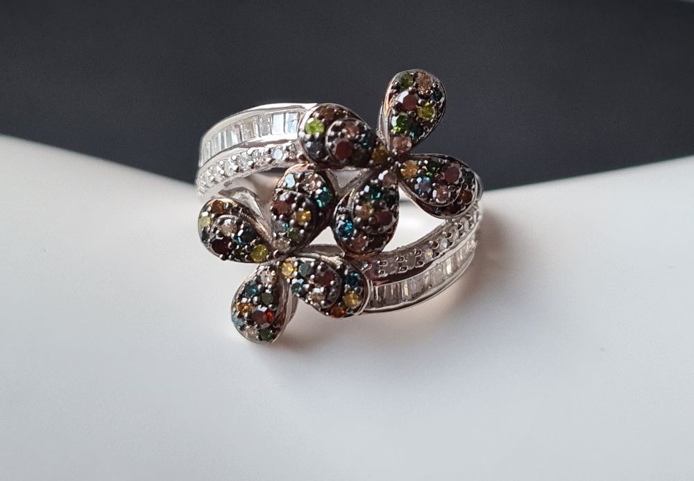 Pierścionek z diamentami, w srebrze rodowanym platyną