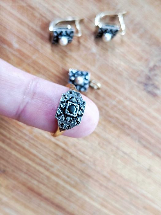 Komplet biżuterii [próba 585] - kolczyki, zawieszka i pierścionek.