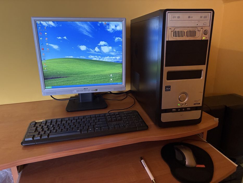 Komputer + Monitor 19” + klawiatura + kable VGA i zasilania