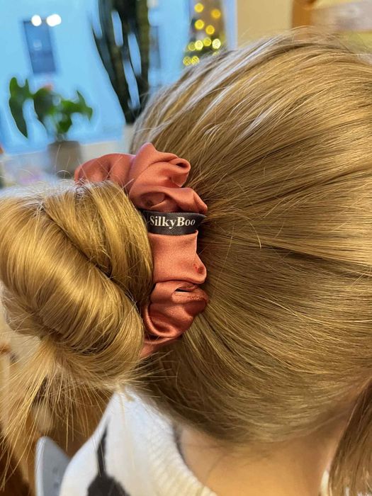 Jedwabna gumka do włosów SilkyBoo scrunchie rozmiar mini handmade